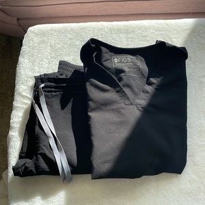 Black Figs scrub set